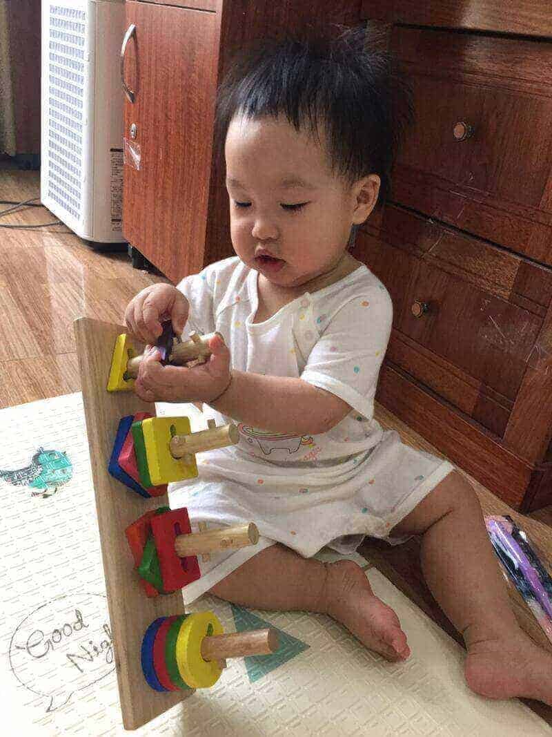 bé chơi Đồ chơi thả hình khối 4 cọc Montessori 
