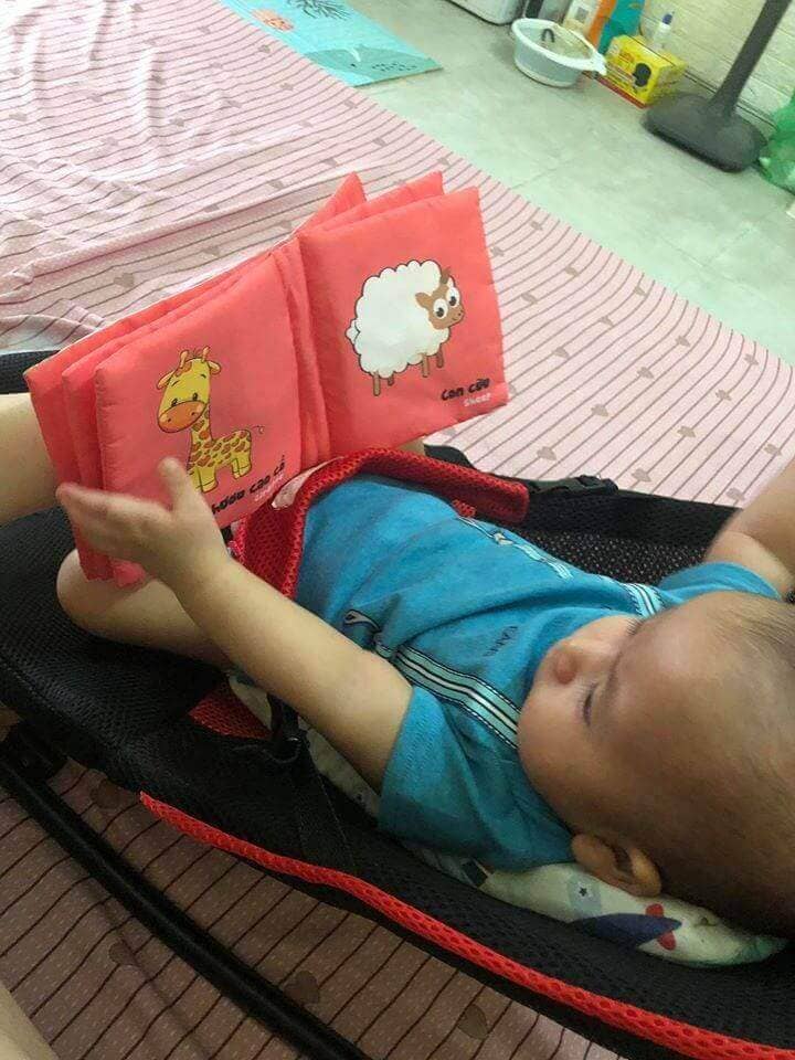bé đọc sách vải chủ đề động vật