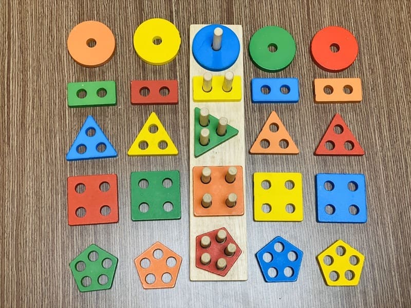 Đồ chơi Thả hình khối 5 cọc Montessori